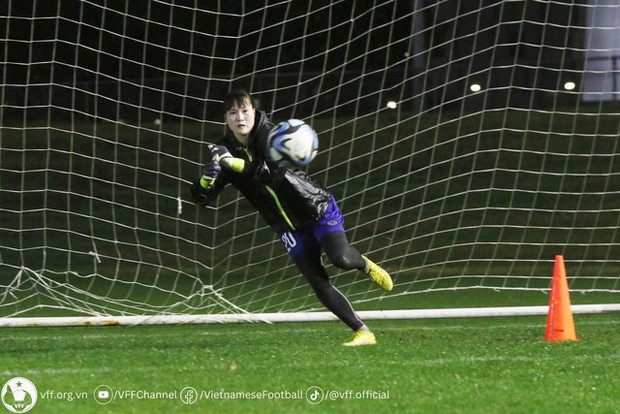 Hào hứng luyện tập ngay cả khi trời mưa lạnh, ĐT nữ Việt Nam xông đến trận đấu quyết định với ĐT Tây Ban Nha