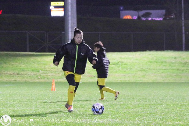 Hào hứng luyện tập ngay cả khi trời mưa lạnh, ĐT nữ Việt Nam xông đến trận đấu quyết định với ĐT Tây Ban Nha