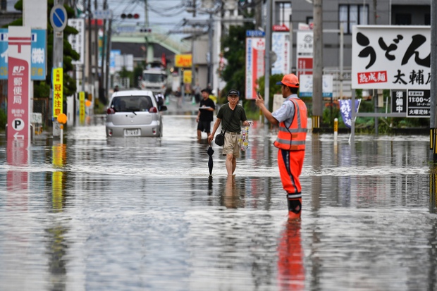 Chùm ảnh: Mưa lũ kinh hoàng càn quét Nhật Bản, nhấn chìm đường xá và nhiều nhà cửa - Ảnh 7.