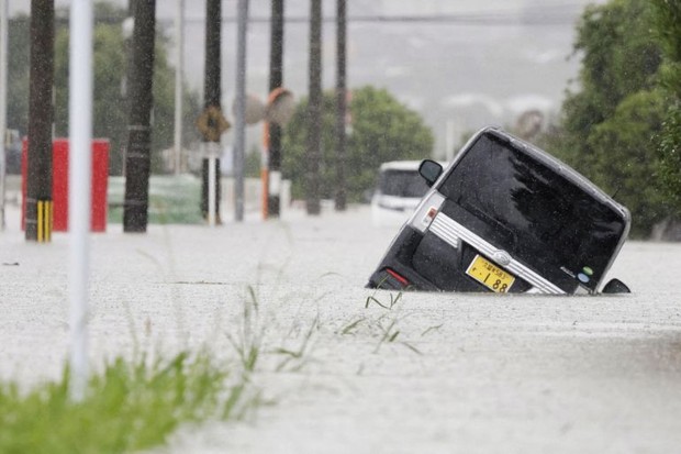 Chùm ảnh: Mưa lũ kinh hoàng càn quét Nhật Bản, nhấn chìm đường xá và nhiều nhà cửa - Ảnh 6.