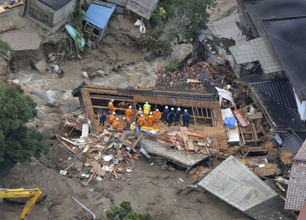 Chùm ảnh: Mưa lũ kinh hoàng càn quét Nhật Bản, nhấn chìm đường xá và nhiều nhà cửa - Ảnh 5.
