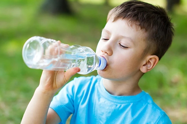 Bé trai 10 tuổi suýt tử vong vì 1 sai lầm khi uống nước - Ảnh 1.