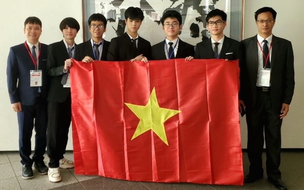 2 thí sinh Việt Nam giành huy chương vàng Olympic Vật lý quốc tế 2023 - Ảnh 1.