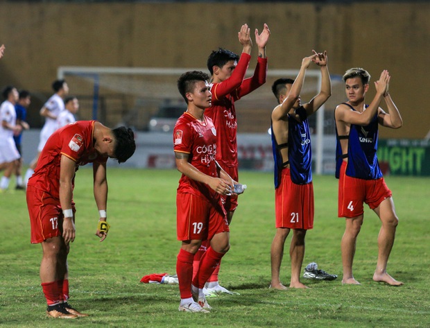 Quang Hải được ngồi chung xe với Chu Thanh Huyền sau trận đấu của CLB Công an Hà Nội làm nên chuyện