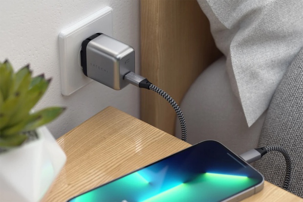 Khi sạc điện thoại nên cắm sạc vào ổ điện trước hay điện thoại trước? - Ảnh 1. Khi sạc điện thoại nên cắm sạc vào ổ điện trước hay điện thoại trước? - Ảnh 1.