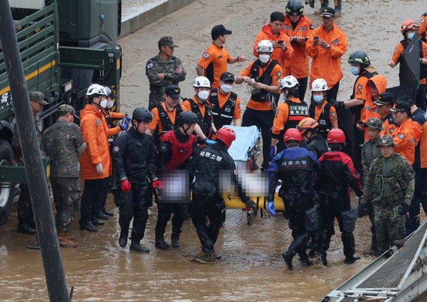 Hàn Quốc: Xe buýt kẹt trong đường hầm vì mưa lớn, hàng chục người tử vong thương tâm - Ảnh 2.