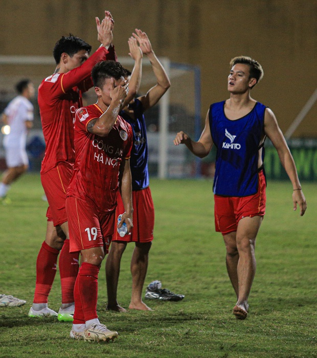 Quang Hải được ngồi chung xe với Chu Thanh Huyền sau trận đấu của CLB Công an Hà Nội làm nên chuyện