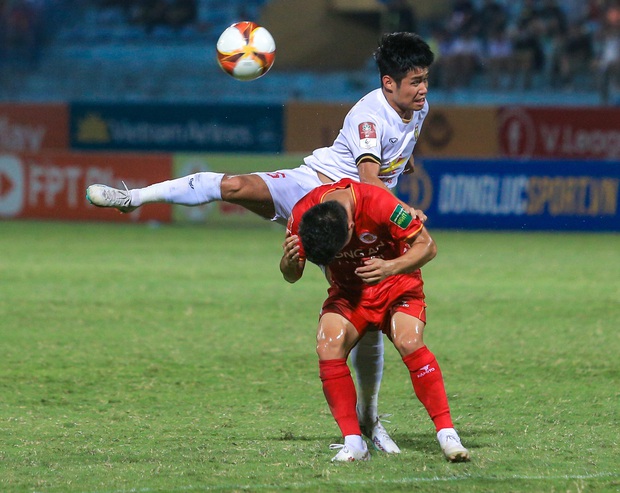 Quang Hải được ngồi chung xe với Chu Thanh Huyền sau trận đấu của CLB Công an Hà Nội làm nên chuyện