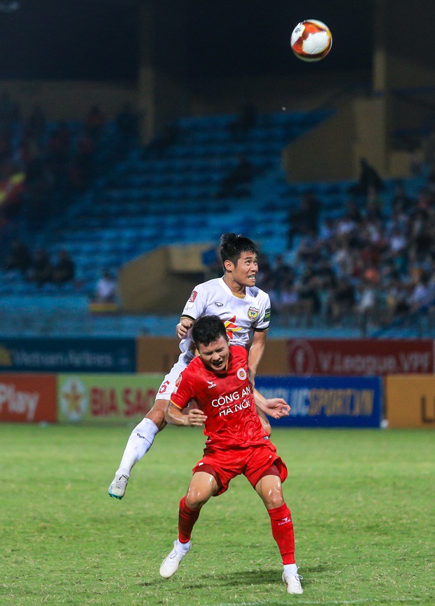 Quang Hải được ngồi chung xe với Chu Thanh Huyền sau trận đấu của CLB Công an Hà Nội làm nên chuyện