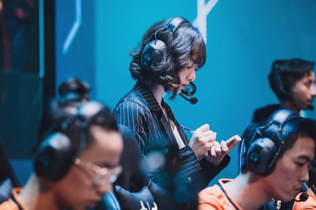 Nữ HLV Esports Việt đang gây sốt với vẻ đẹp trẻ trung và nổi bật