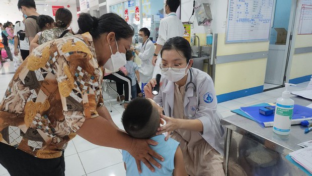TP.HCM: Trẻ mắc bệnh tay chân miệng tăng gấp đôi, bác sĩ không kịp trở tay - Ảnh 2. TP.HCM: Trẻ mắc bệnh tay chân miệng tăng gấp đôi, bác sĩ không kịp trở tay - Ảnh 2.
