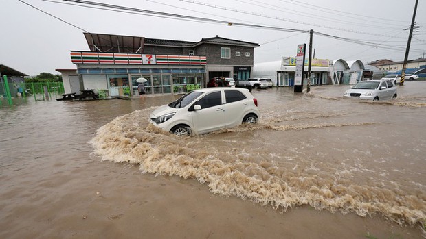 Toàn cảnh thảm kịch mưa lũ tại Hàn Quốc: Vỡ đê khiến 60.000 tấn nước tràn bờ, nhiều người tử vong thương tâm - Ảnh 1.