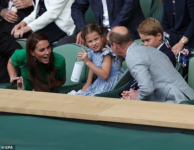 Hoàng gia Anh và dàn sao hạng A ngồi chật kín khán đài chung kết Wimbledon - Ảnh 1.