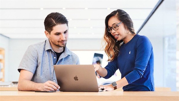 Bất ngờ với đặc điểm của 1 nhân viên bán hàng Apple lý tưởng được chuyên gia tiết lộ: Có hình xăm - Ảnh 1. Bất ngờ với đặc điểm của 1 nhân viên bán hàng Apple lý tưởng được chuyên gia tiết lộ: Có hình xăm - Ảnh 1.