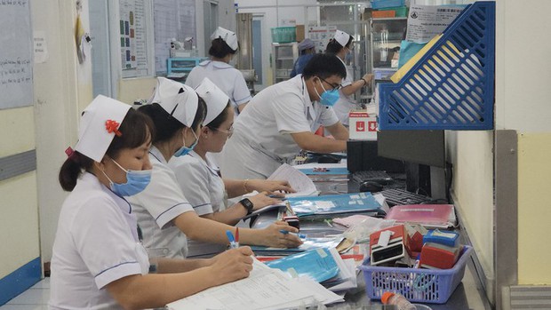 TP.HCM: Trẻ mắc bệnh tay chân miệng tăng gấp đôi, bác sĩ không kịp trở tay - Ảnh 1. TP.HCM: Trẻ mắc bệnh tay chân miệng tăng gấp đôi, bác sĩ không kịp trở tay - Ảnh 1.