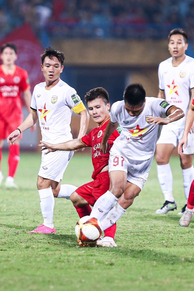Quang Hải ghi dấu ấn đặc biệt trong ngày CAHN cùng hòa nhau