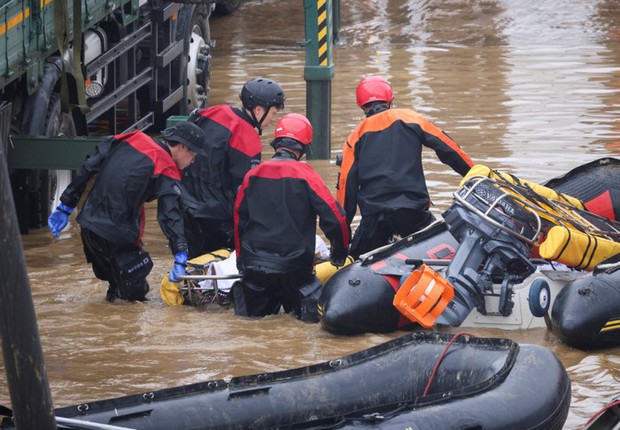 Toàn cảnh thảm kịch mưa lũ tại Hàn Quốc: Vỡ đê khiến 60.000 tấn nước tràn bờ, nhiều người tử vong thương tâm - Ảnh 7.