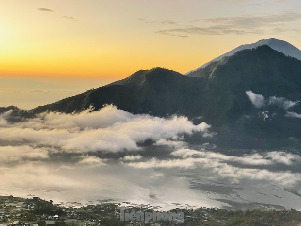 Săn mây, đón bình minh trên đỉnh núi lửa Batur - Ảnh 1.