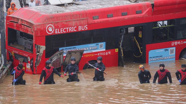 Toàn cảnh thảm kịch mưa lũ tại Hàn Quốc: Vỡ đê khiến 60.000 tấn nước tràn bờ, nhiều người tử vong thương tâm - Ảnh 5.