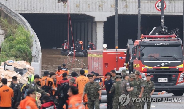 Toàn cảnh thảm kịch mưa lũ tại Hàn Quốc: Vỡ đê khiến 60.000 tấn nước tràn bờ, nhiều người tử vong thương tâm - Ảnh 3.