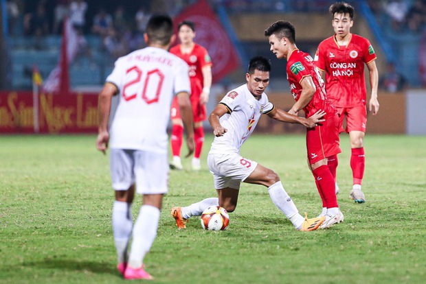 Quang Hải ghi dấu ấn đặc biệt trong ngày CAHN cùng hòa nhau