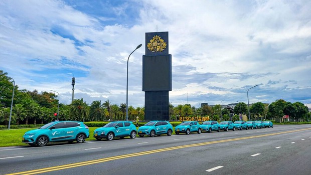 Tỷ phú Phạm Nhật Vượng sắp mở dịch vụ xe ôm công nghệ và giao hàng bằng xe máy điện, dự kiến chiêu mộ 20.000 tài xế - Ảnh 1. Tỷ phú Phạm Nhật Vượng sắp mở dịch vụ xe ôm công nghệ và giao hàng bằng xe máy điện, dự kiến chiêu mộ 20.000 tài xế - Ảnh 1.