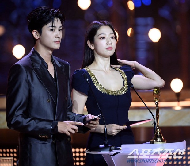 Park Shin Hye và Han Hyo Joo: Hội ngộ đẳng cấp, lộng lẫy tới mức khó tin!