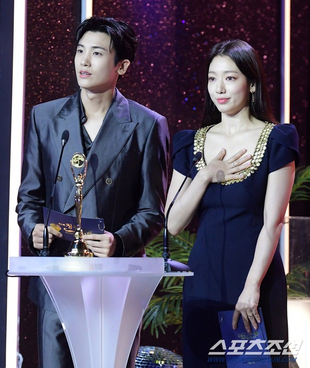 Park Shin Hye và Han Hyo Joo: Hội ngộ đẳng cấp, lộng lẫy tới mức khó tin!