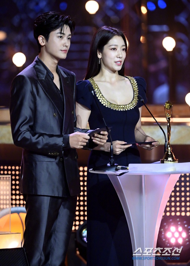 Park Shin Hye và Han Hyo Joo: Hội ngộ đẳng cấp, lộng lẫy tới mức khó tin!