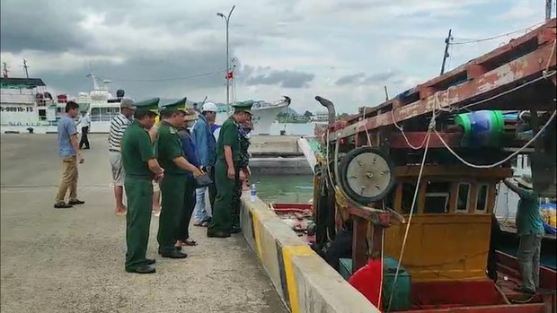 Tàu cá chìm khi đang neo đậu khiến thuyền viên tử vong - Ảnh 2.