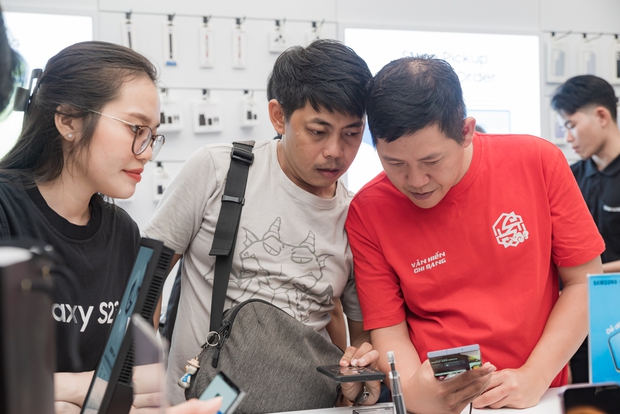 Không khí náo nhiệt trong ngày khai trương cửa hàng trải nghiệm Samsung SamCenter thứ 30 - Ảnh 6. Không khí náo nhiệt trong ngày khai trương cửa hàng trải nghiệm Samsung SamCenter thứ 30 - Ảnh 6.