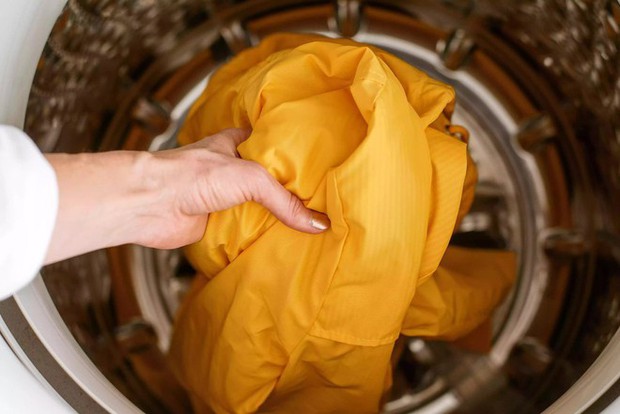 Mưa lớn do ảnh hưởng của cơn bão số 1, xem ngay mẹo khử mùi giúp áo mưa sạch thơm như mới - Ảnh 1.