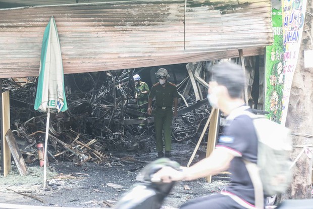 Nhân chứng kể lại giây phút kinh hoàng của vụ cháy nhà khiến 3 người tử vong ở Hà Nội - Ảnh 2.