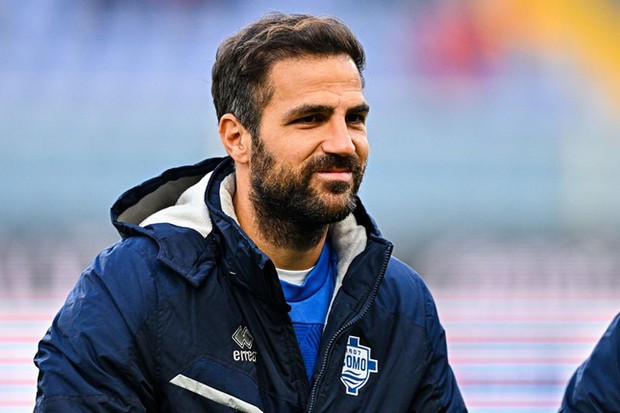 Cesc Fabregas từ chân trái san bóng, trở thành HLV tài ba ở tuổi 36