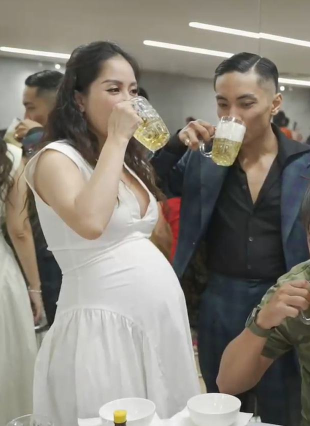 Khánh Thi hạnh phúc chia sẻ bí mật bầu bí trong ngày sinh nhật Phan Hiển