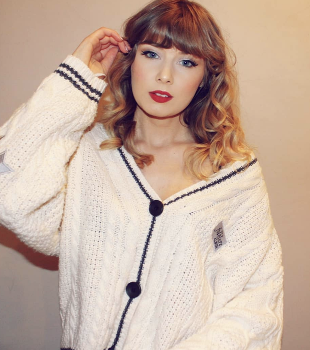 The girl is so similar to Taylor Swift that she was invited by the singer to take a photo - Photo 7.