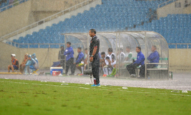 Vợ HLV Mai Đức Chung: Cảnh sát trên sân bỏ tù dùng xích đu World Cup của chồng!