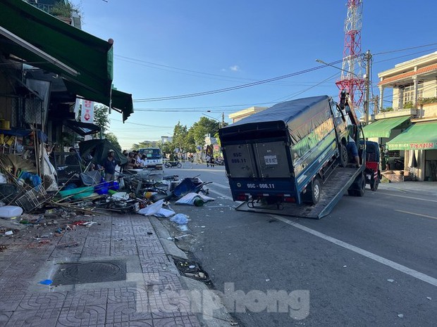 Hàng xóm bàng hoàng kể lại giây phút xe tải lao vào nhà dân làm 2 người tử vong - Ảnh 8.