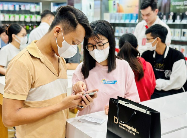 Chẳng ăn được của nhau, các nhà bán lẻ công nghệ chuyển hướng mới: TGDĐ bắt trend Very hợp, Di động Việt cũng Flex đến hơi thở cuối cùng - Ảnh 1.