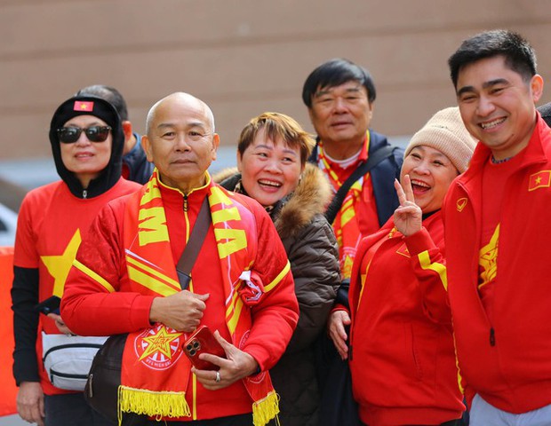 Thanh Nhã tái xuất sau ốm, CĐV thắp lửa cho ĐT nữ Việt Nam trước màn so tài với ĐT nữ Mỹ