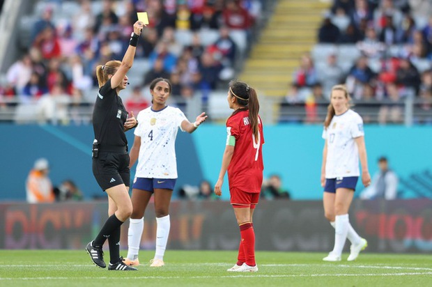 Huỳnh Như quyết tâm tìm bố mẹ sau trận đấu, đội tuyển nữ Việt Nam gửi lời tri ân CĐV trên khán đài