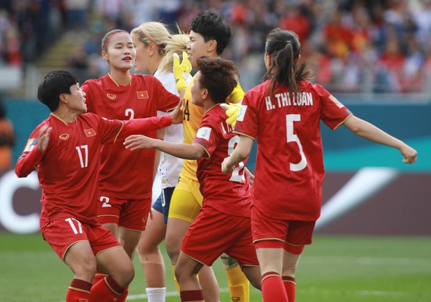 World Cup 2023: Những cô gái kim cương Việt Nam thi đấu kiên cường trước đương kim vô địch thế giới - Ảnh 9.