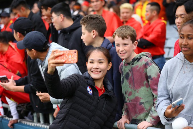 Huỳnh Như quyết tâm tìm bố mẹ sau trận đấu, đội tuyển nữ Việt Nam gửi lời tri ân CĐV trên khán đài