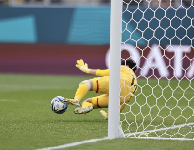 Huỳnh Như lên tiếng sau pha cản phá penalty quan trọng, chứng minh đẳng cấp vượt trội!