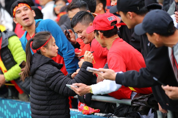 Huỳnh Như quyết tâm tìm bố mẹ sau trận đấu, đội tuyển nữ Việt Nam gửi lời tri ân CĐV trên khán đài