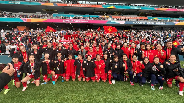 Huỳnh Như quyết tâm tìm bố mẹ sau trận đấu, đội tuyển nữ Việt Nam gửi lời tri ân CĐV trên khán đài