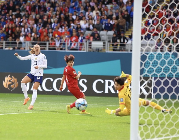 Kỷ lục bất ngờ! Thủ môn Kim Thanh cản phá penalty thần đồng cứu 'vạn người mất' cho đội tuyển nữ Việt Nam