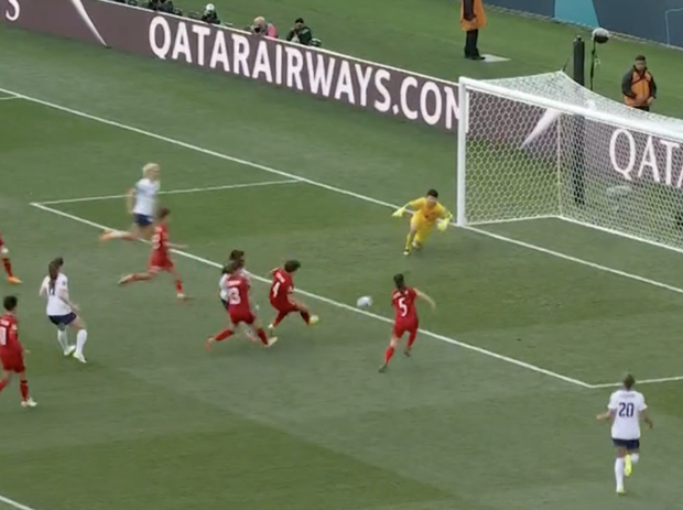 Kỷ lục bất ngờ! Thủ môn Kim Thanh cản phá penalty thần đồng cứu 'vạn người mất' cho đội tuyển nữ Việt Nam