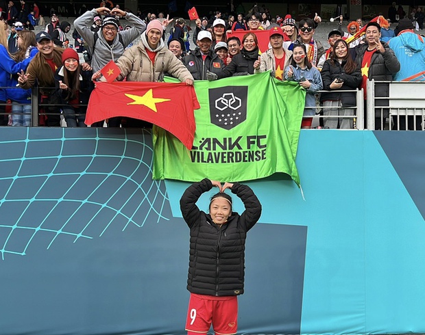 Huỳnh Như quyết tâm tìm bố mẹ sau trận đấu, đội tuyển nữ Việt Nam gửi lời tri ân CĐV trên khán đài