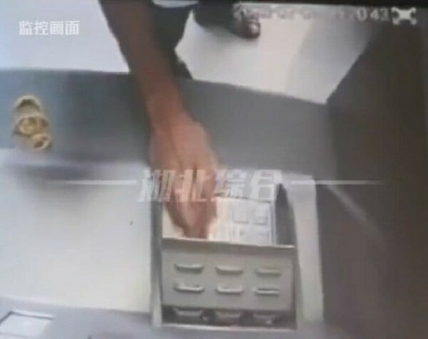 Cho tiền âm phủ vào cây ATM để mong tài khoản tăng số, người đàn ông đối mặt với cái kết đắng - Ảnh 2.